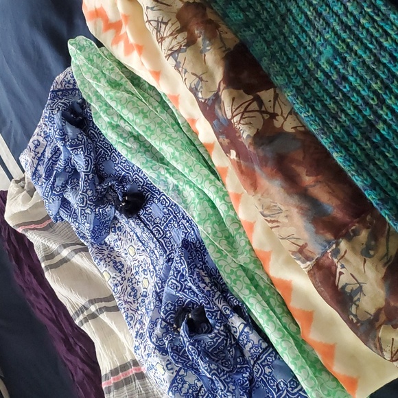 Scarfs - Picture 1 of 10